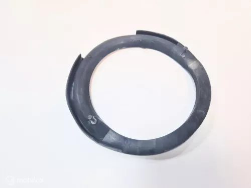 Rubber onder veer voorzijde onder Volvo 31329206