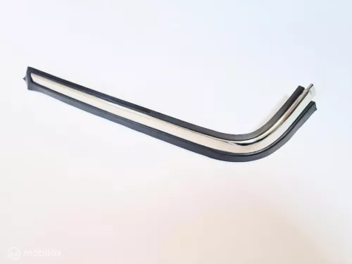 Sierlijst bumper rechtsvoor Volvo 240 260 1372332