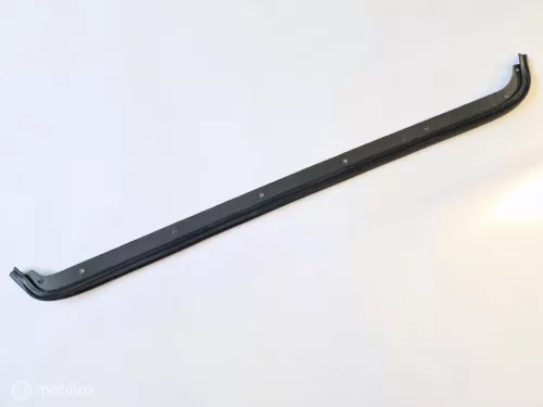 Deurrubber links onder Volvo Amazon 2 deurs 667514