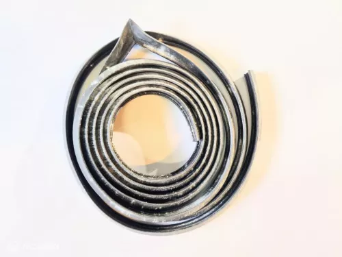 Deurrubber links voor. Volvo Amazon 120 130 672154